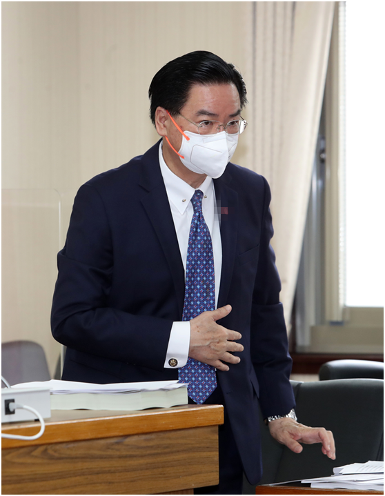 吴钊燮9日到台"立法院"作报告(图片来源:台湾中时新闻网)