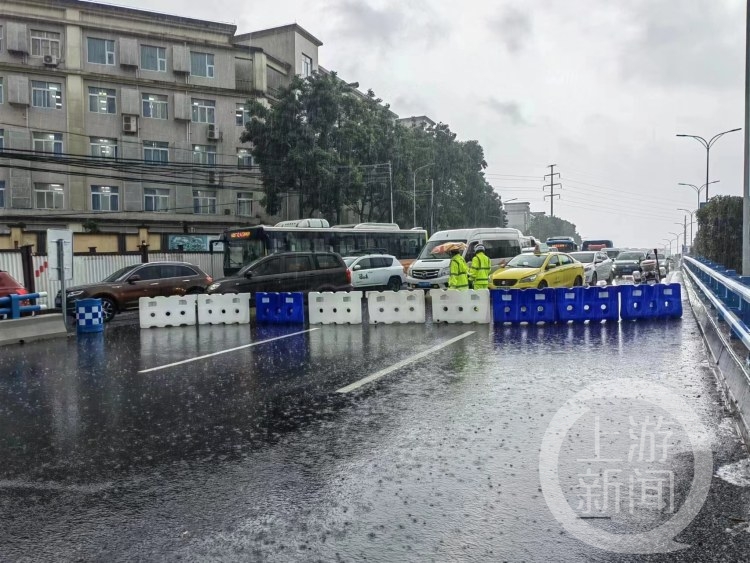 积水较多江北盘溪立交桥下穿道双向暂时封闭
