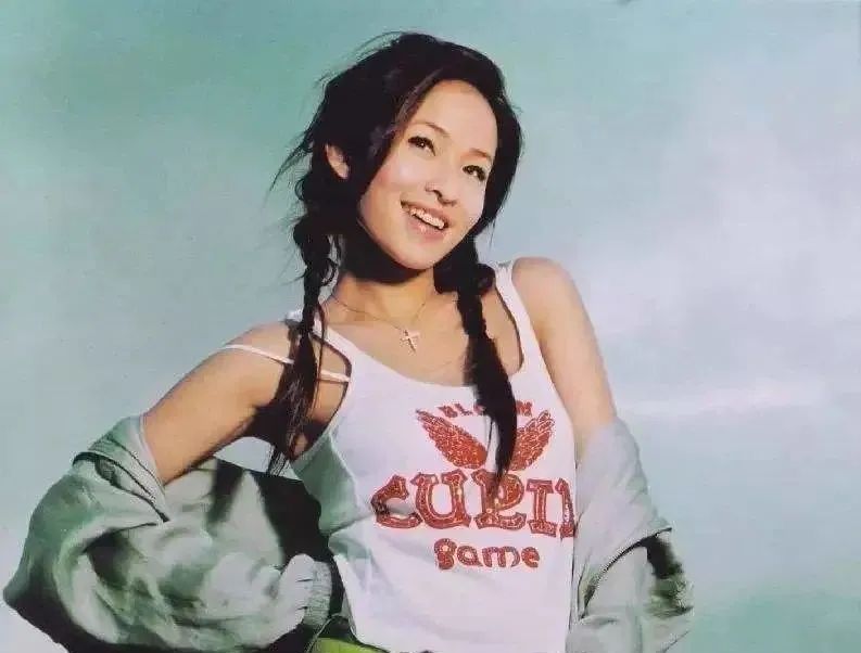 图 | 萧亚轩《爱上爱》1999年,年仅20岁的萧亚轩发行个人首张同名专辑