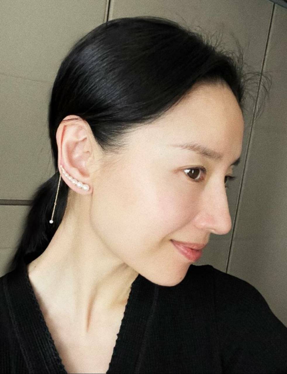 山根高,鼻骨曲线柔和,虽然整体上不算挺直,但是贵在线条流畅,没有亚洲