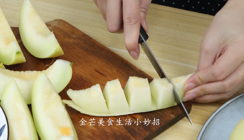 吃了18年香瓜才发现,香瓜还可以这样切,招待客人倍有面子,实用__财经