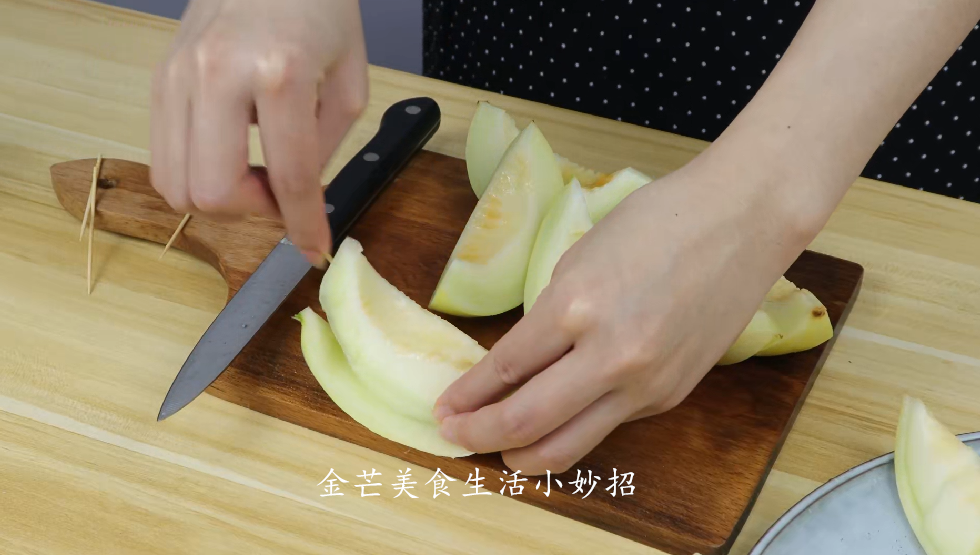 吃了18年香瓜才发现,香瓜还可以这样切,招待客人倍有面子,实用__财经