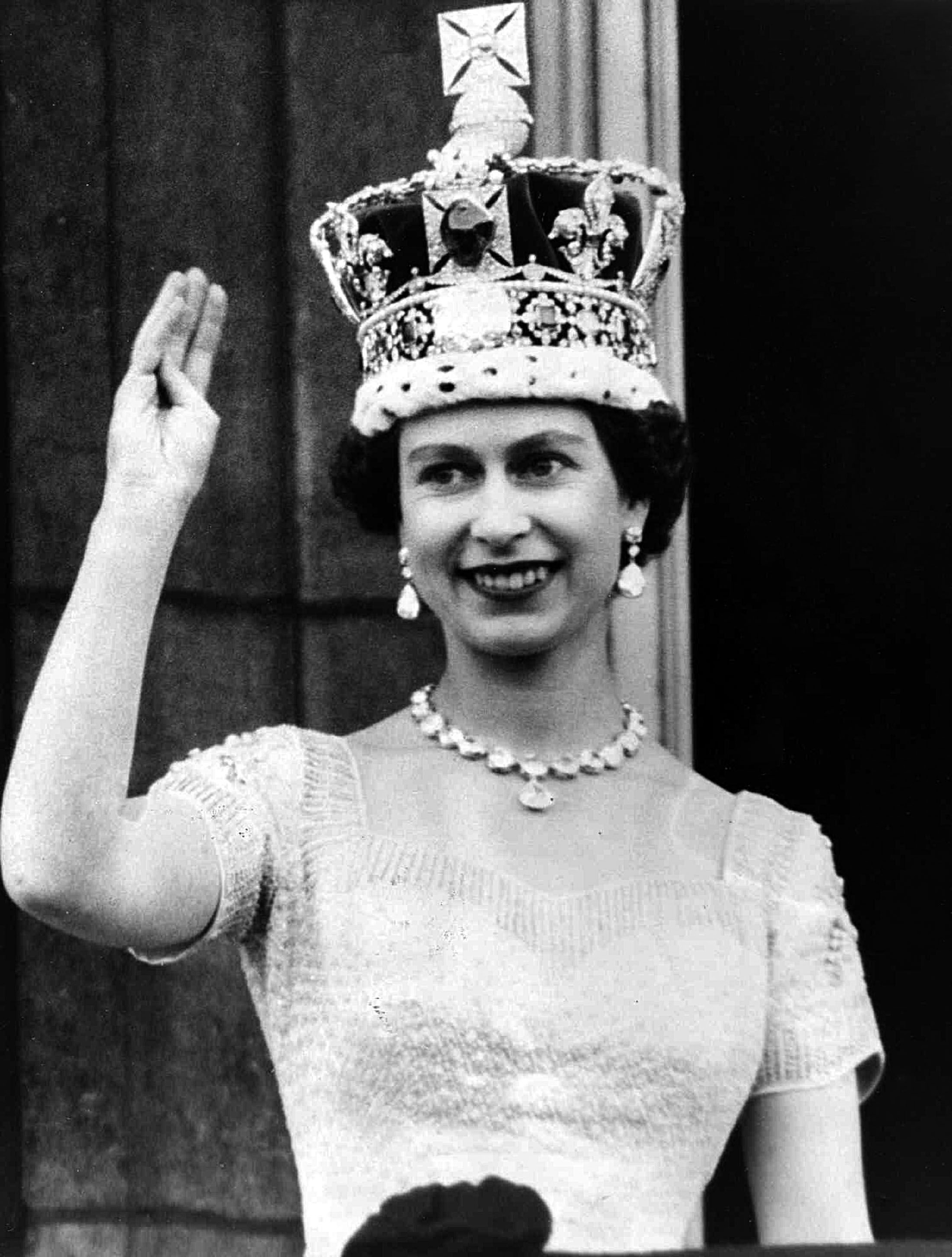 1953年6月2日，伊丽莎白二世在加冕仪式上（图源：英国国立媒体博物馆）