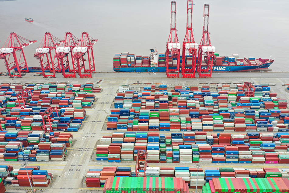 4月15日，上海洋山港集装箱船埠（无人机相片）。 新华社记者 丁汀 摄