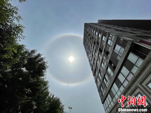 北京上空出现完整日晕景观