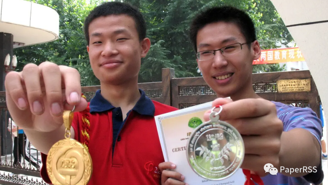 北大韦神现身校内食堂，据透露他换了智能手机，仍然一个人吃饭休闲区蓝鸢梦想 - Www.slyday.coM