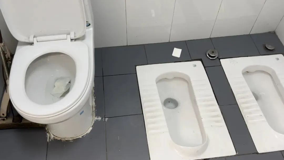 核桃园东街附近公厕清扫不及时 / 记者拍摄