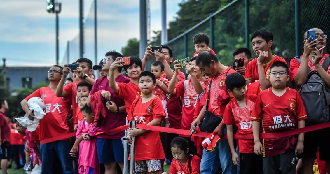 为什么广州恒大球迷最大度人各有志何必勉强球迷已经原谅