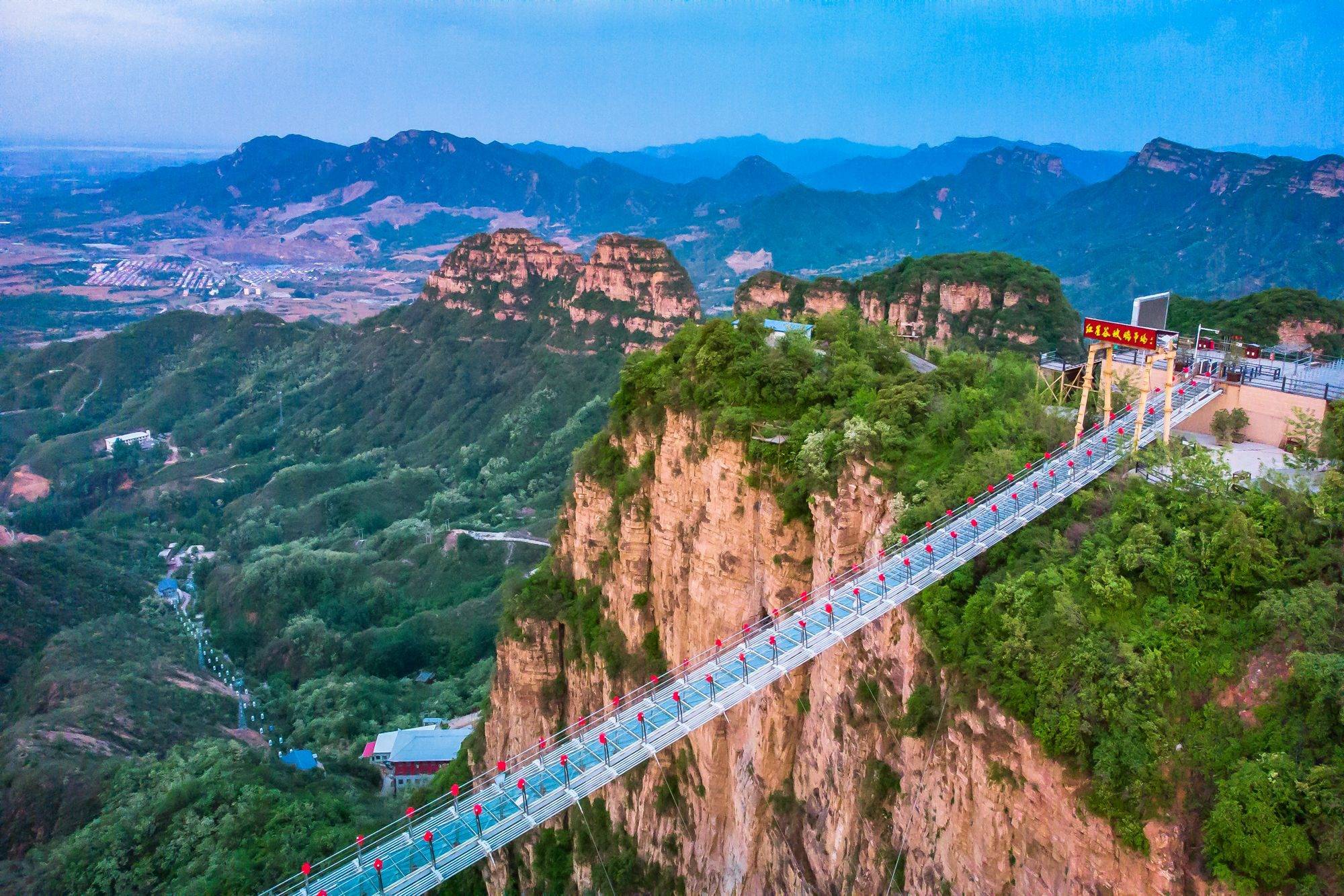 有多少人对红崖谷的玻璃吊桥跃跃欲试却又胆战心寒?