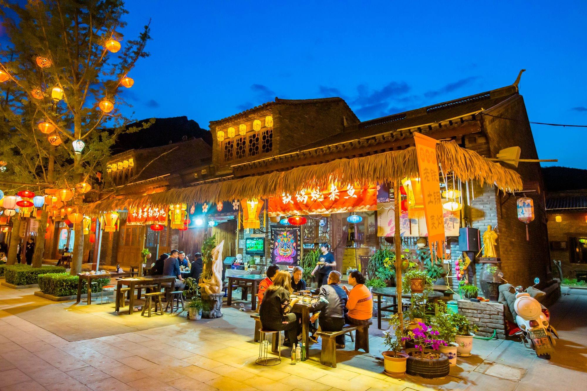 石家庄平山白鹿湖龙之梦夜色美如画带你穿越回春秋战国