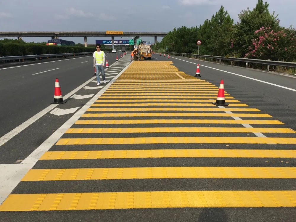 5种标线都设置在高速公路的危险地带新老司机都要知道