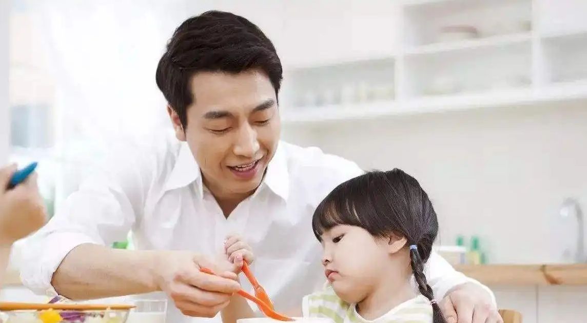 不吃饭母慈子孝,一喂饭鸡飞狗跳,如何做才能让宝宝乖乖自己吃饭休闲区蓝鸢梦想 - Www.slyday.coM 不吃饭母慈子孝,一喂饭鸡飞狗跳,如何做才能让宝宝乖乖自己吃饭休闲区蓝鸢梦想 - Www.slyday.coM