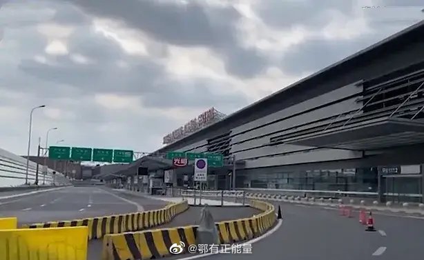 妻子在上海病逝，把她的骨灰装在行李箱里，准备带回老家……休闲区蓝鸢梦想 - Www.slyday.coM