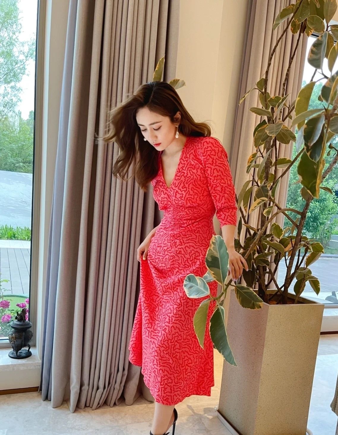 刘芸穿五千多裙子秀身材北京豪宅面积大嫁大15岁郑钧生一子