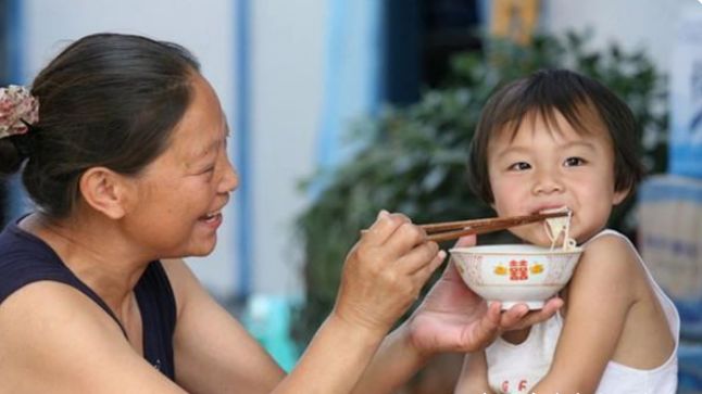 不吃饭母慈子孝,一喂饭鸡飞狗跳,如何做才能让宝宝乖乖自己吃饭休闲区蓝鸢梦想 - Www.slyday.coM 不吃饭母慈子孝,一喂饭鸡飞狗跳,如何做才能让宝宝乖乖自己吃饭休闲区蓝鸢梦想 - Www.slyday.coM