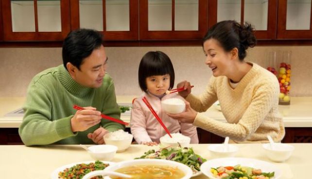 不吃饭母慈子孝,一喂饭鸡飞狗跳,如何做才能让宝宝乖乖自己吃饭休闲区蓝鸢梦想 - Www.slyday.coM 不吃饭母慈子孝,一喂饭鸡飞狗跳,如何做才能让宝宝乖乖自己吃饭休闲区蓝鸢梦想 - Www.slyday.coM