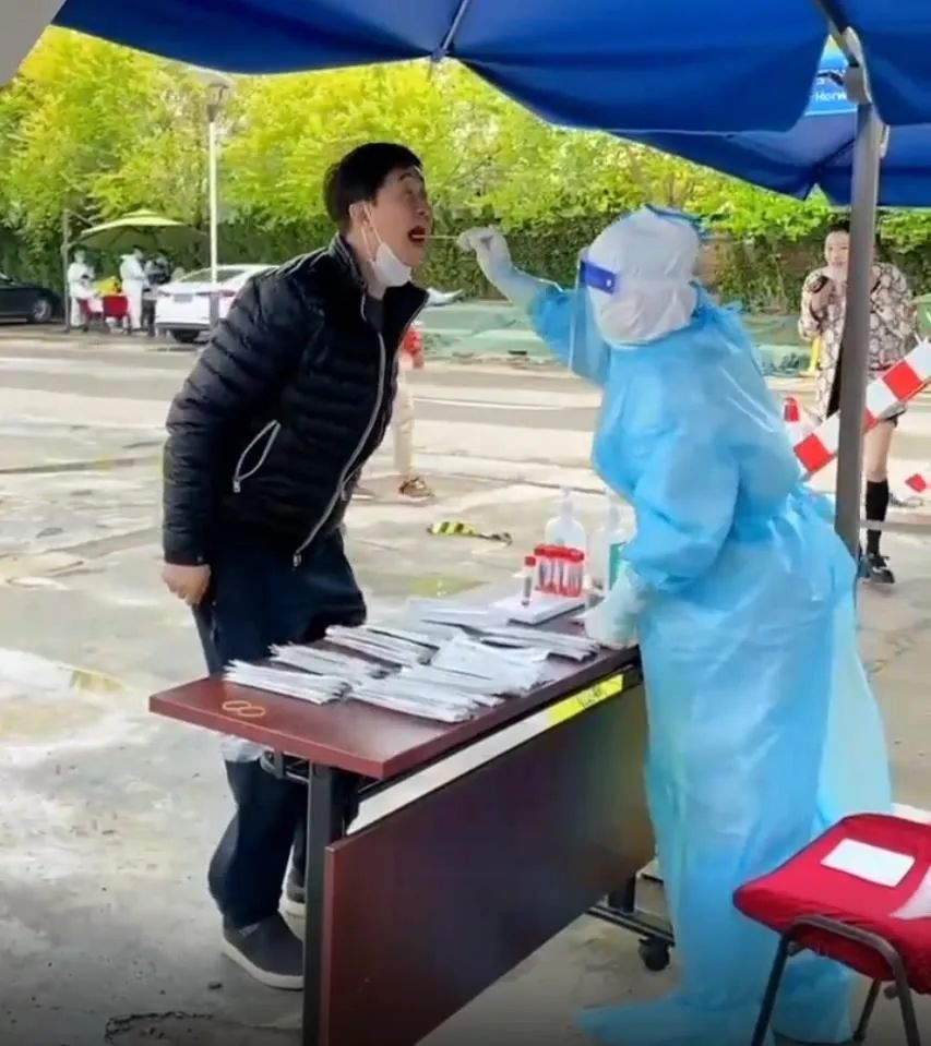 9位明星北京街头做核酸有人暴露豪华住宅有人服装随便像睡衣