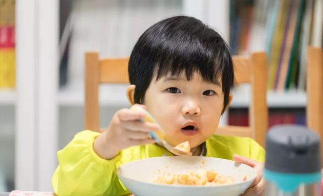 不吃饭母慈子孝,一喂饭鸡飞狗跳,如何做才能让宝宝乖乖自己吃饭休闲区蓝鸢梦想 - Www.slyday.coM 不吃饭母慈子孝,一喂饭鸡飞狗跳,如何做才能让宝宝乖乖自己吃饭休闲区蓝鸢梦想 - Www.slyday.coM