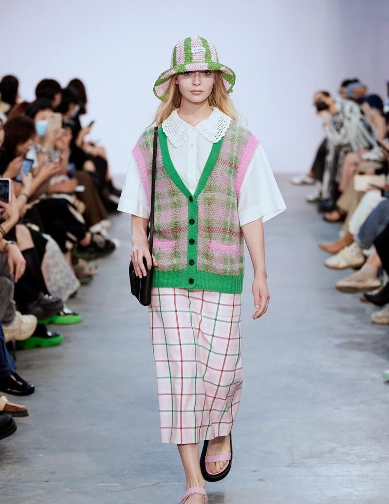 入夏了但还没那么热，直接用针织背心做叠穿，不仅时髦还很青春休闲区蓝鸢梦想 - Www.slyday.coM