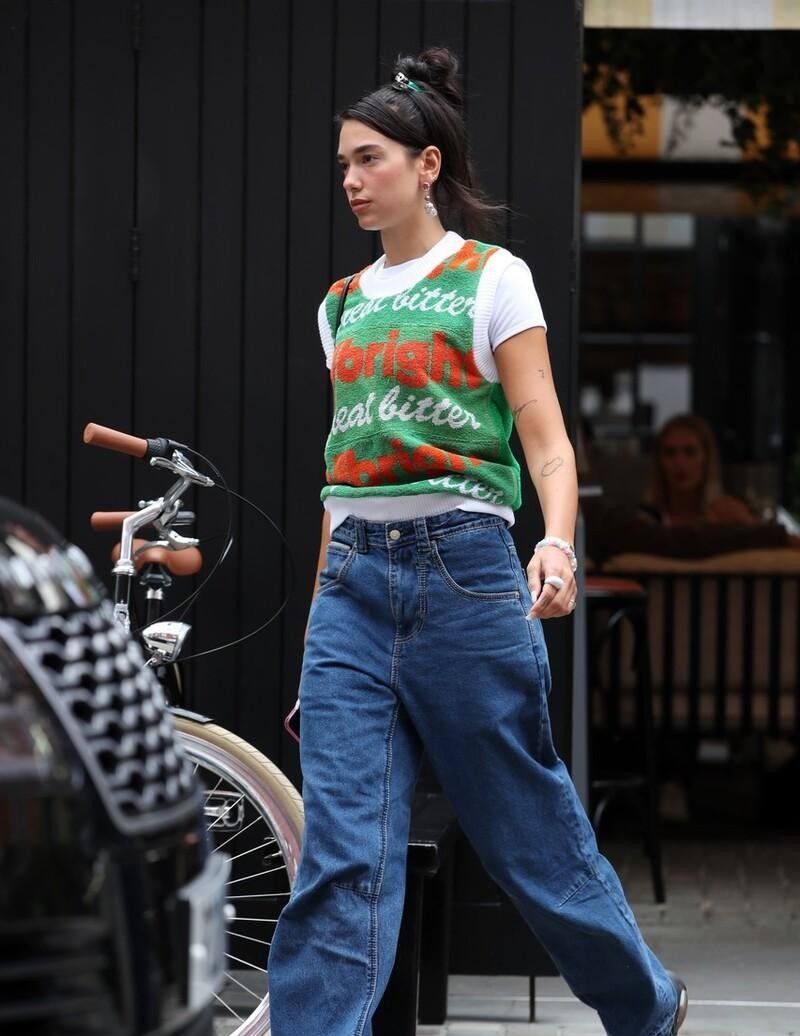 入夏了但还没那么热，直接用针织背心做叠穿，不仅时髦还很青春休闲区蓝鸢梦想 - Www.slyday.coM