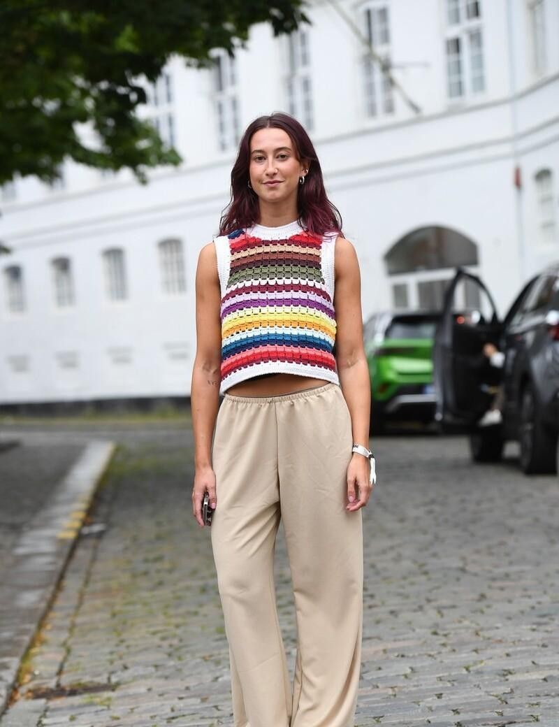 入夏了但还没那么热，直接用针织背心做叠穿，不仅时髦还很青春休闲区蓝鸢梦想 - Www.slyday.coM