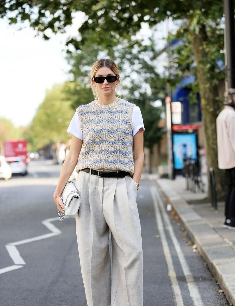 入夏了但还没那么热，直接用针织背心做叠穿，不仅时髦还很青春休闲区蓝鸢梦想 - Www.slyday.coM