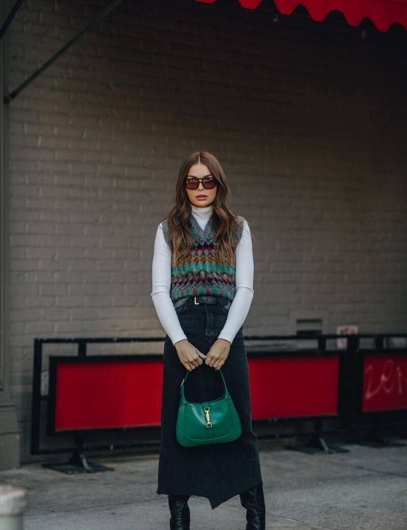 入夏了但还没那么热，直接用针织背心做叠穿，不仅时髦还很青春休闲区蓝鸢梦想 - Www.slyday.coM