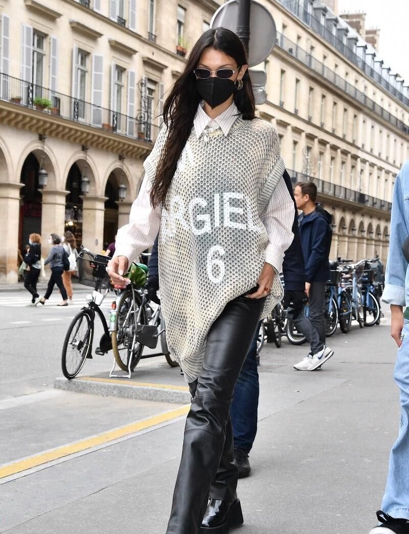 入夏了但还没那么热，直接用针织背心做叠穿，不仅时髦还很青春休闲区蓝鸢梦想 - Www.slyday.coM