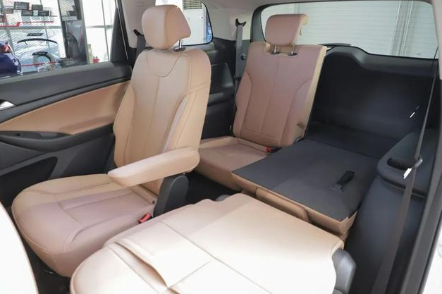 汽车后排座椅放倒在上面睡觉违章吗