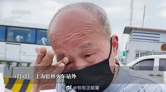 妻子在上海病逝，把她的骨灰装在行李箱里，准备带回老家……休闲区蓝鸢梦想 - Www.slyday.coM