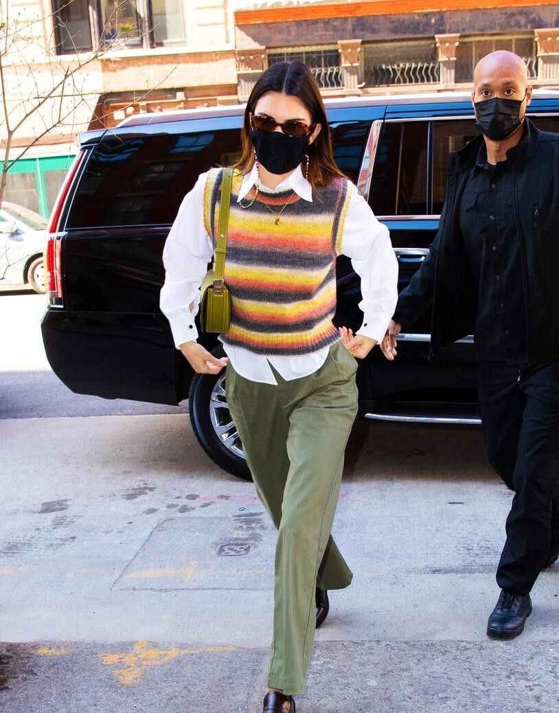 入夏了但还没那么热，直接用针织背心做叠穿，不仅时髦还很青春休闲区蓝鸢梦想 - Www.slyday.coM