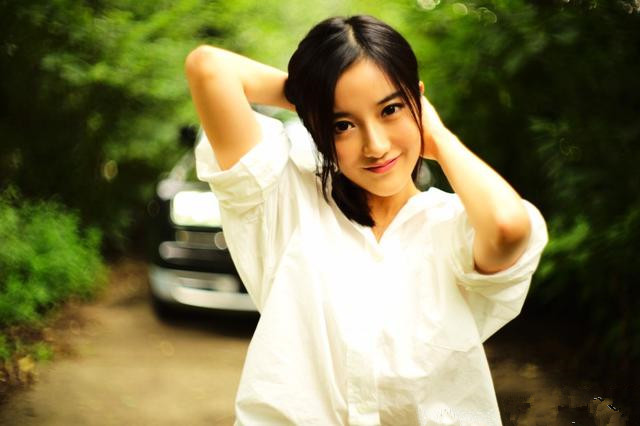 清华女神彭菲茗颜值高有才华牛仔衫搭配印花裙清新可人