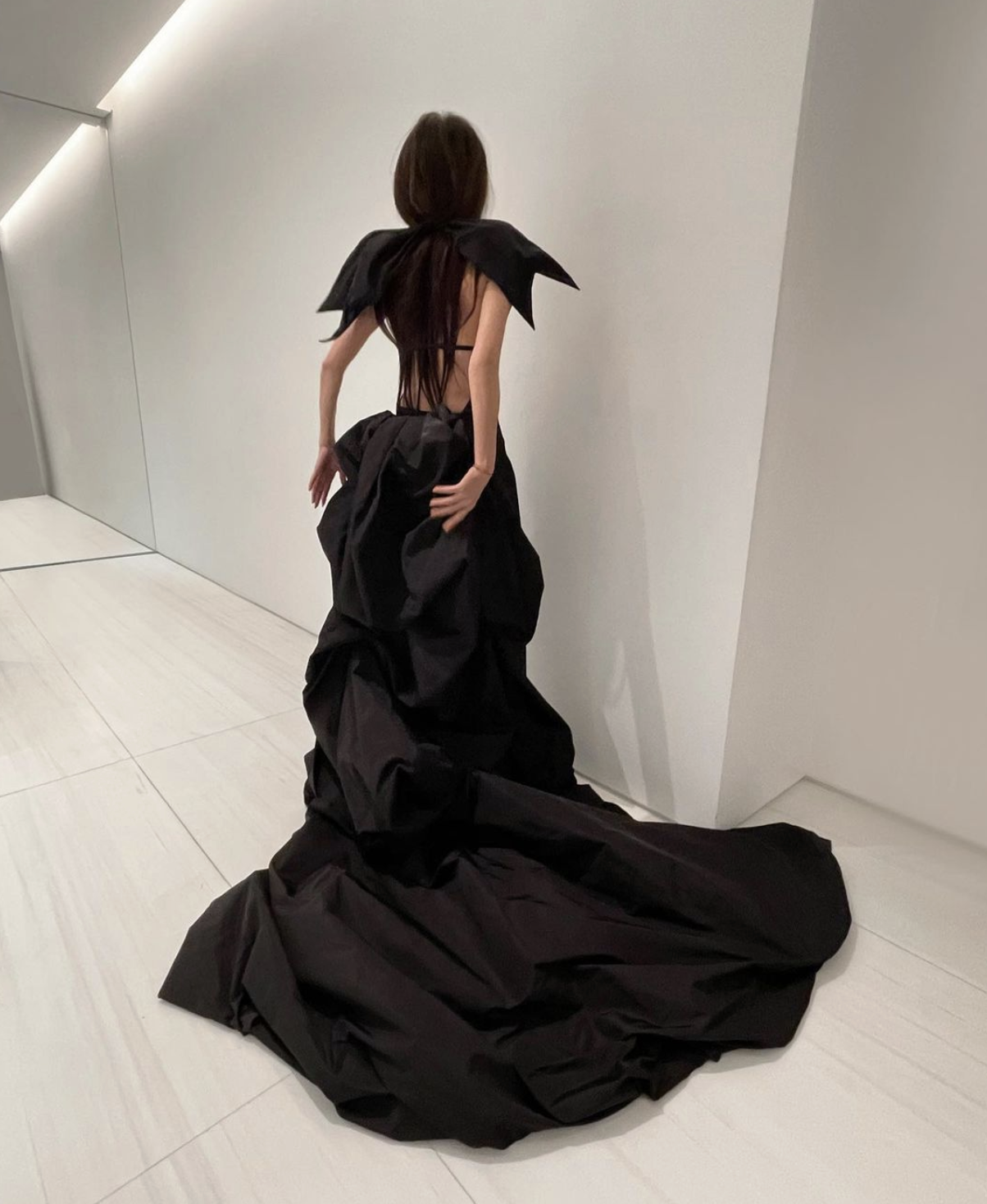 72岁婚纱女王王薇薇真嫩红毯造型美如黑天鹅比邓文迪还美