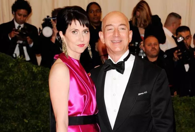 前两年,美国超级富豪贝索斯离婚的事在网上闹得沸沸扬扬,他的前妻麦肯