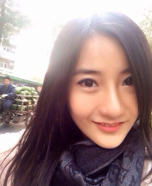 清华女神彭菲茗颜值高有才华牛仔衫搭配印花裙清新可人