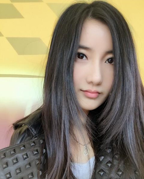 清华女神彭菲茗颜值高有才华牛仔衫搭配印花裙清新可人