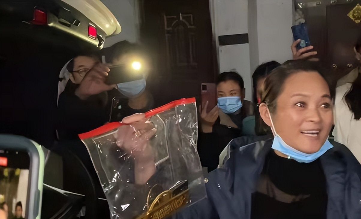 50万彩礼、宝马轿车,大衣哥对新儿媳的“宠溺”,我没看懂!休闲区蓝鸢梦想 - Www.slyday.coM 50万彩礼、宝马轿车,大衣哥对新儿媳的“宠溺”,我没看懂!休闲区蓝鸢梦想 - Www.slyday.coM