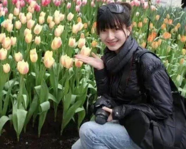 江疏影毕业于上海戏剧学院,跟许多人不同的是,江疏影大学毕业后并没有