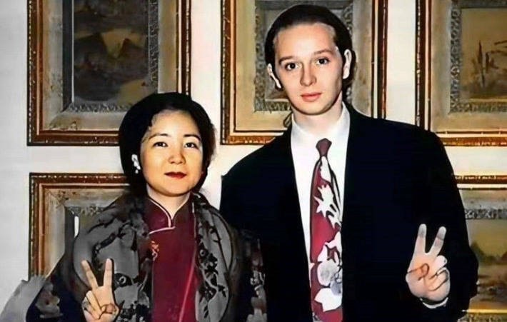 05保罗和郭孔丞分手后,邓丽君寄情于工作,发了多张日语专辑,同时也