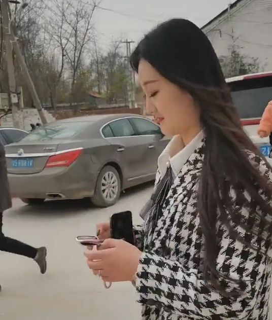 50万彩礼、宝马轿车,大衣哥对新儿媳的“宠溺”,我没看懂!休闲区蓝鸢梦想 - Www.slyday.coM 50万彩礼、宝马轿车,大衣哥对新儿媳的“宠溺”,我没看懂!休闲区蓝鸢梦想 - Www.slyday.coM