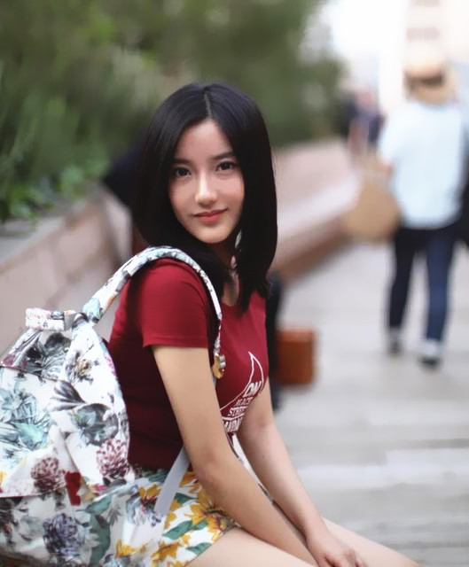 清华女神彭菲茗颜值高有才华牛仔衫搭配印花裙清新可人