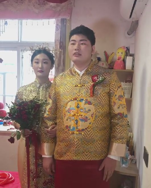 50万彩礼、宝马轿车,大衣哥对新儿媳的“宠溺”,我没看懂!休闲区蓝鸢梦想 - Www.slyday.coM 50万彩礼、宝马轿车,大衣哥对新儿媳的“宠溺”,我没看懂!休闲区蓝鸢梦想 - Www.slyday.coM