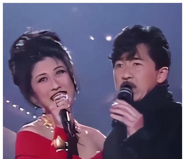 叶倩文与林子祥相伴25年61岁没孩子也无悔满头银发依然优雅