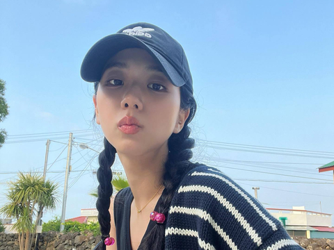 pink成员金智秀,变身清新活泼的"济州女孩",以可爱的双马尾麻花辫造型