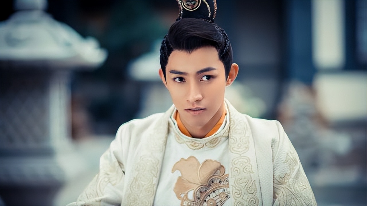 中的琴千弦,五官立体,棱角锋利,李子峰自带的英气感非常适合古装剧