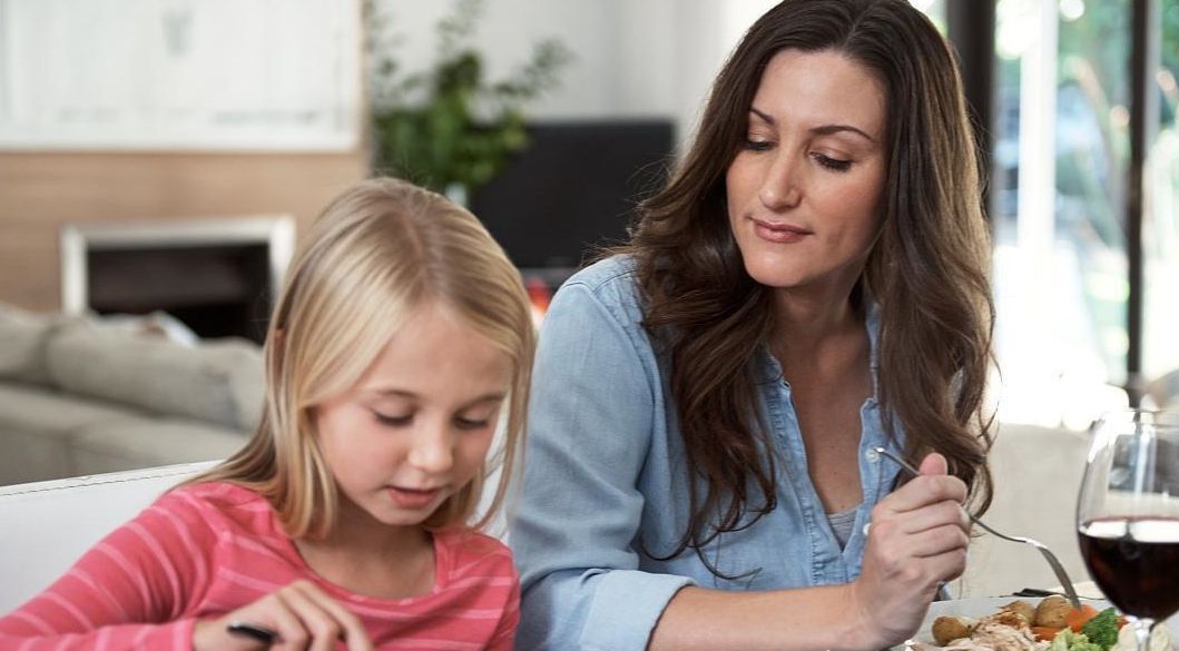 不吃饭母慈子孝,一喂饭鸡飞狗跳,如何做才能让宝宝乖乖自己吃饭休闲区蓝鸢梦想 - Www.slyday.coM 不吃饭母慈子孝,一喂饭鸡飞狗跳,如何做才能让宝宝乖乖自己吃饭休闲区蓝鸢梦想 - Www.slyday.coM