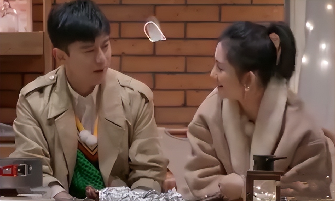 糖分超标!张杰现身谢娜综艺,穿情侣装当众上演深情对视甜齁休闲区蓝鸢梦想 - Www.slyday.coM 糖分超标!张杰现身谢娜综艺,穿情侣装当众上演深情对视甜齁休闲区蓝鸢梦想 - Www.slyday.coM