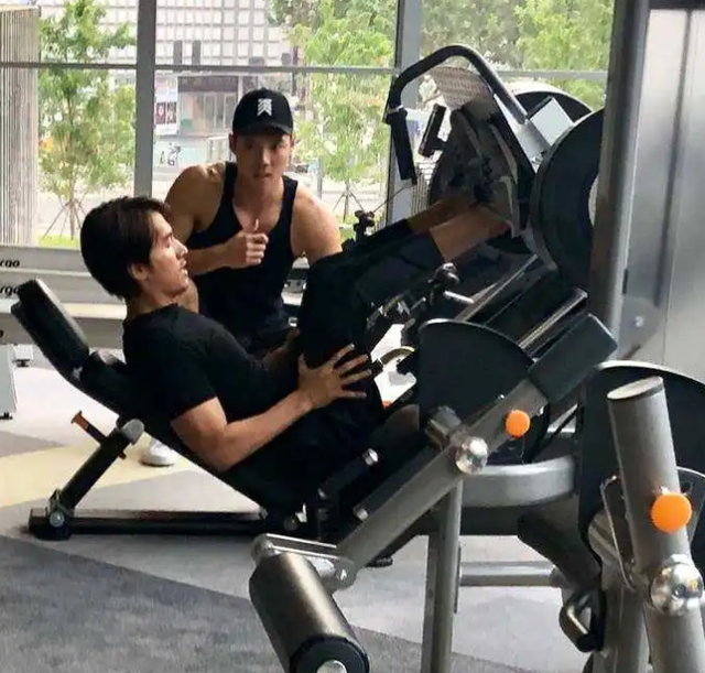 言承旭是刘畊宏健身幕后功臣刘畊宏晒照回应感谢他带我玩三铁