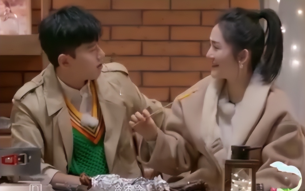 糖分超标!张杰现身谢娜综艺,穿情侣装当众上演深情对视甜齁休闲区蓝鸢梦想 - Www.slyday.coM 糖分超标!张杰现身谢娜综艺,穿情侣装当众上演深情对视甜齁休闲区蓝鸢梦想 - Www.slyday.coM