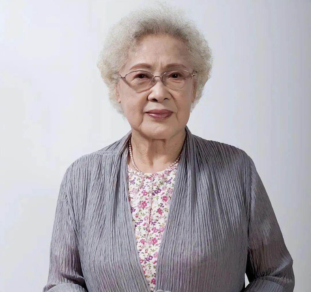 深藏世纪故事100岁秦怡走得如此优雅命运痛吻她她报之以歌